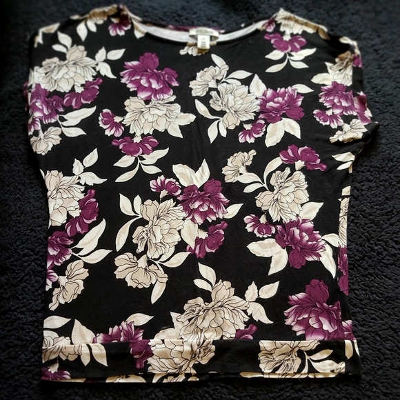 2/$20 WHBM Floral T-shirt - Picture 1 of 5